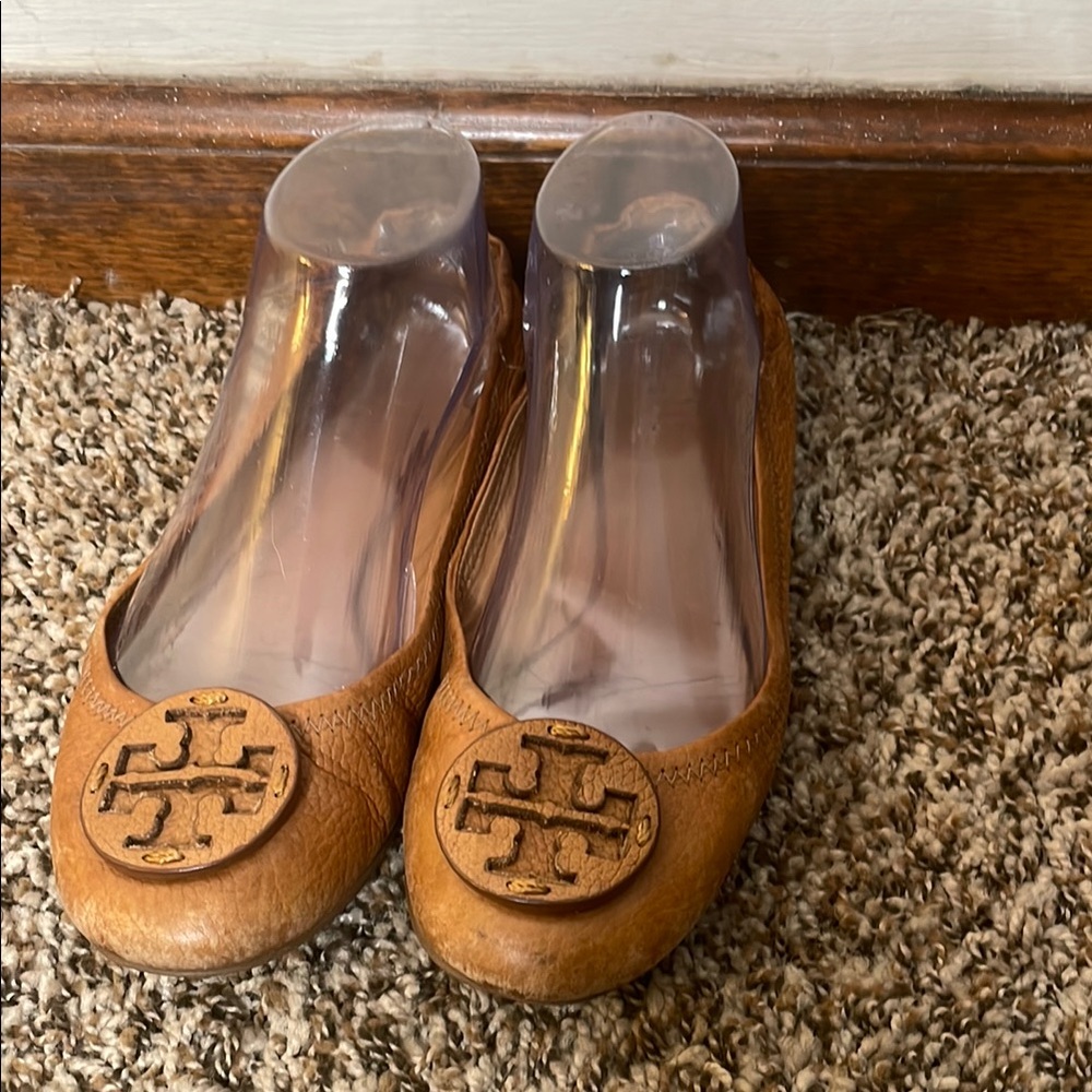 Tory Burch Tan Flats with Iconic Logo - Picture 1 of 7